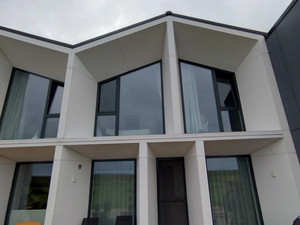 Valmistame erikujulisi putukavõrke akendele ja ustele. Kõik lahendused valmivad käsitööna ja eritellimusel. See annab võimaluse leida just sobivale aknakujule l